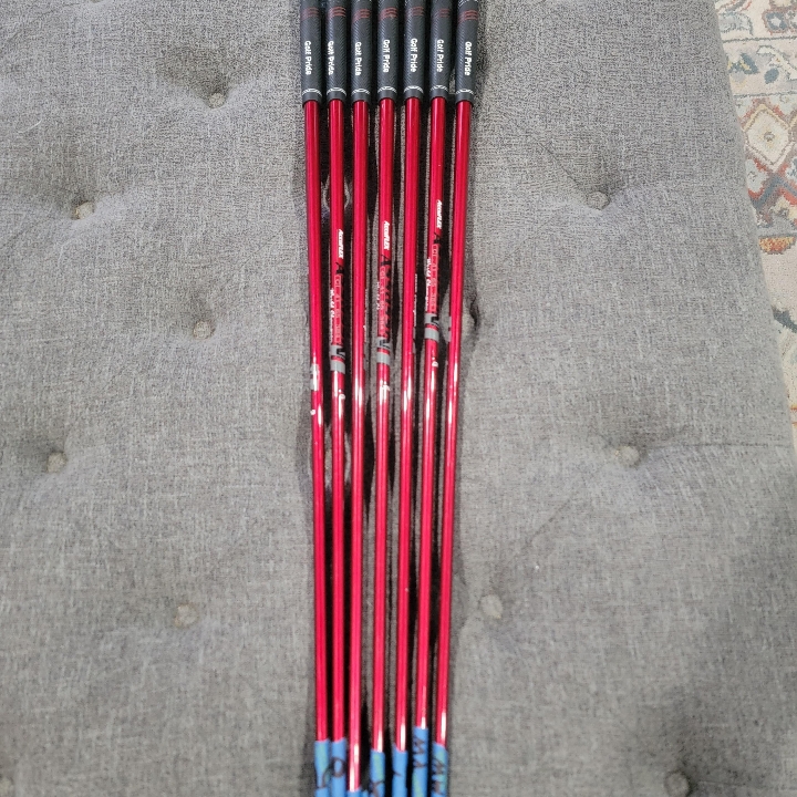 8 AccuFLEX Assassin Regular Flex Graphite Shaft w/grips