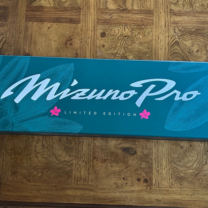 Mizuno Pro 241 Azalea Limited Edition Iron Set | MULLIE Golf Mizuno Pro 241 Azalea Limited Edition Iron Set | MULLIE Golf