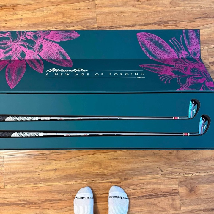 Mizuno 241 Azalea Edition club/box set 
Only 1000 were made
