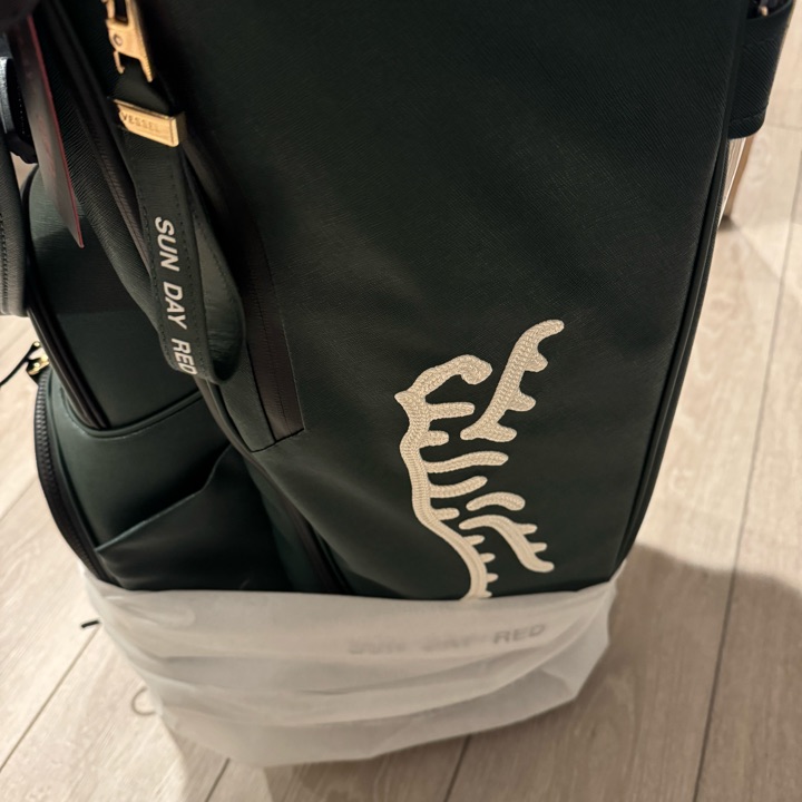 NEW Tiger Woods Sun Day Red Green Season Opener Masters Vessel Golf Bag 1 of 100