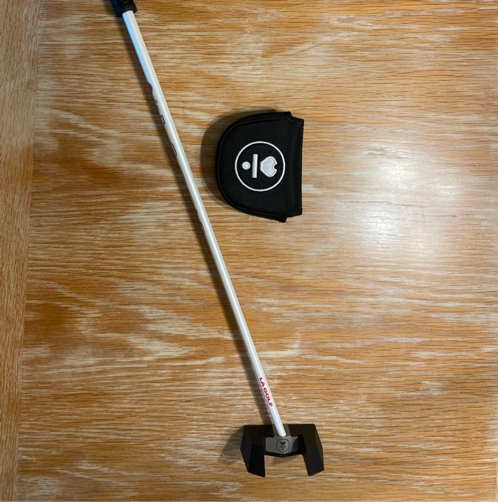 The LAB Golf Mezz 1 is a mid-mallet putter known for its Lie Angle Balance technology and zero torque design. It aims to stay square to the putting strokes arc, promoting accuracy and consistency. The Mezz 1 is fully CNC machined from a billet of 6061 aircraft aluminum and 303 stainless steel.